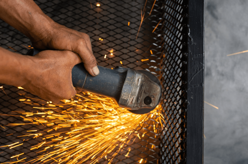 Trabalhar com ferramentas de corte exige formação, atenção e medidas rigorosas de segurança. Traininghouse